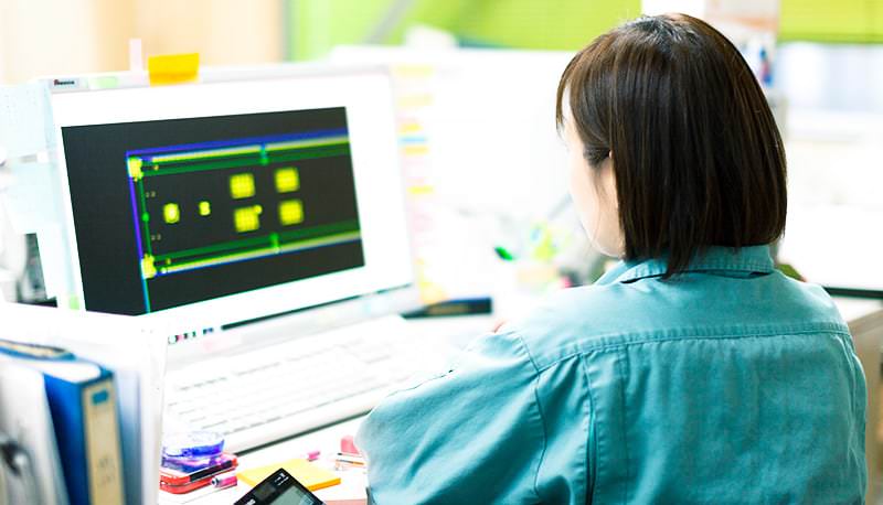 パソコンで筐体設計する写真